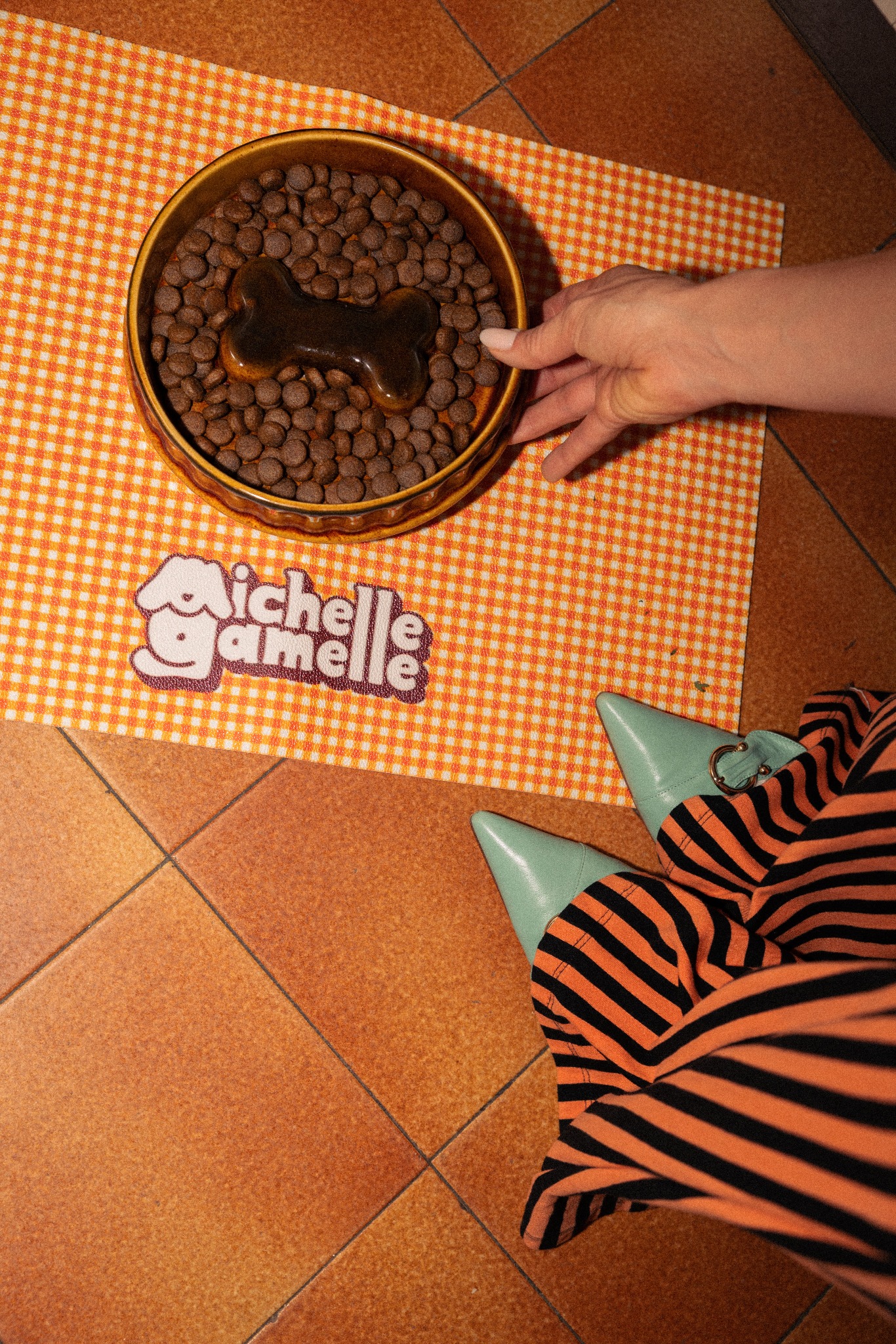 Gamelle de croquettes Michelle Gamelle sur une nappe vichy
